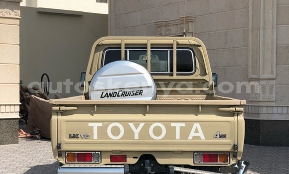 Nunua Imported Toyota Hillux Beige Lori ndani ya Mto Athi nchini Nairobi Nunua Imported Toyota Hillux Beige Lori ndani ya Mto Athi nchini Nairobi