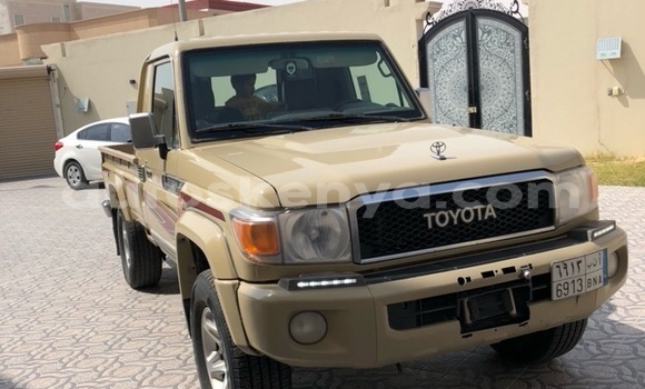 Nunua Imported Toyota Hillux Beige Lori ndani ya Mto Athi nchini Nairobi Nunua Imported Toyota Hillux Beige Lori ndani ya Mto Athi nchini Nairobi