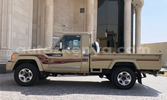 Nunua Imported Toyota Hillux Beige Lori ndani ya Mto Athi nchini Nairobi Nunua Imported Toyota Hillux Beige Lori ndani ya Mto Athi nchini Nairobi