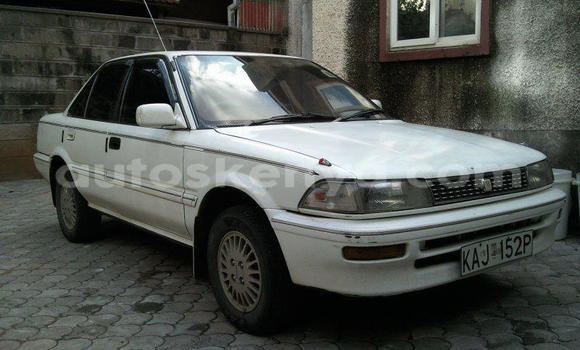 Oofamaa Toyota Corolla White Makiinaa iti Chuka keessatti East Kenya keessatti