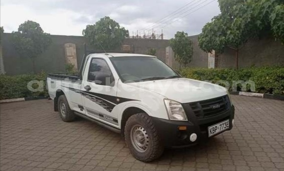 Nunua Ilio tumika Isuzu Dmax Nyeupe Lori ndani ya Chuka nchini Mashariki ya Kenya