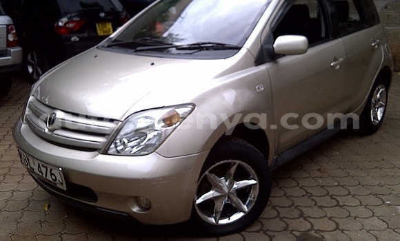 Oofamaa Toyota IST Beige Makiinaa iti Voi keessatti Coastal Kenya keessatti Oofamaa Toyota IST Beige Makiinaa iti Voi keessatti Coastal Kenya keessatti