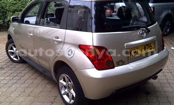 Oofamaa Toyota IST Beige Makiinaa iti Voi keessatti Coastal Kenya keessatti Oofamaa Toyota IST Beige Makiinaa iti Voi keessatti Coastal Kenya keessatti