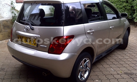 Oofamaa Toyota IST Beige Makiinaa iti Voi keessatti Coastal Kenya keessatti Oofamaa Toyota IST Beige Makiinaa iti Voi keessatti Coastal Kenya keessatti