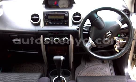 Oofamaa Toyota IST Beige Makiinaa iti Voi keessatti Coastal Kenya keessatti Oofamaa Toyota IST Beige Makiinaa iti Voi keessatti Coastal Kenya keessatti