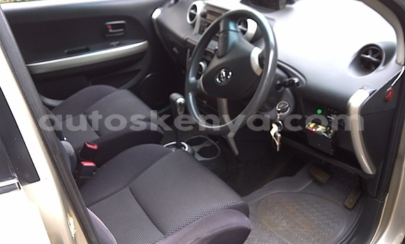 Oofamaa Toyota IST Beige Makiinaa iti Voi keessatti Coastal Kenya keessatti Oofamaa Toyota IST Beige Makiinaa iti Voi keessatti Coastal Kenya keessatti