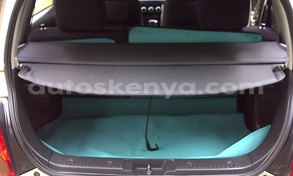 Oofamaa Toyota IST Beige Makiinaa iti Voi keessatti Coastal Kenya keessatti Oofamaa Toyota IST Beige Makiinaa iti Voi keessatti Coastal Kenya keessatti