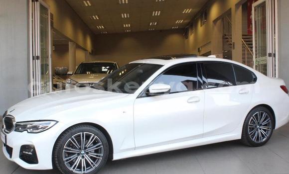 Oofamaa BMW 3–Series White Makiinaa iti Bute keessatti Northeast Kenya keessatti