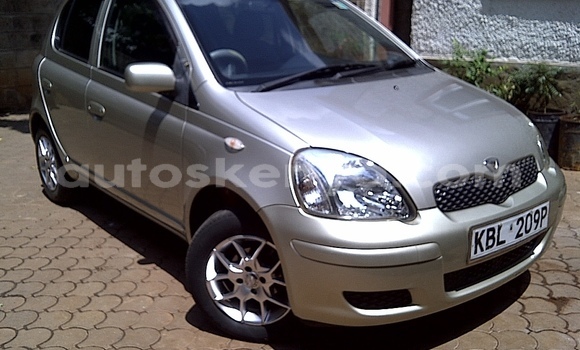 Oofamaa Toyota Vitz Silver Makiinaa iti Voi keessatti Coastal Kenya keessatti