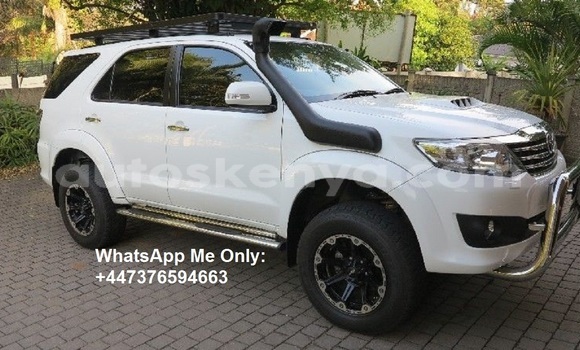 Oofamaa Toyota Fortuner White Makiinaa iti Nairobi keessatti Nairobi keessatti