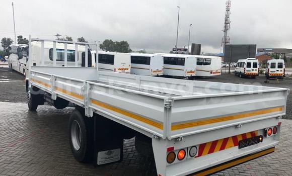 Nunua Ilio tumika Hino 300 Series Nyeupe Lori ndani ya Nairobi nchini Nairobi Nunua Ilio tumika Hino 300 Series Nyeupe Lori ndani ya Nairobi nchini Nairobi