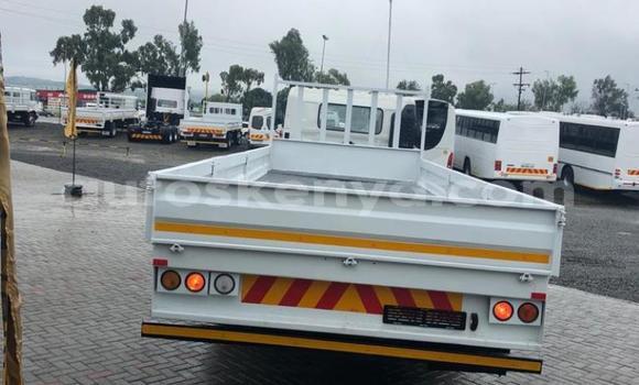 Nunua Ilio tumika Hino 300 Series Nyeupe Lori ndani ya Nairobi nchini Nairobi Nunua Ilio tumika Hino 300 Series Nyeupe Lori ndani ya Nairobi nchini Nairobi