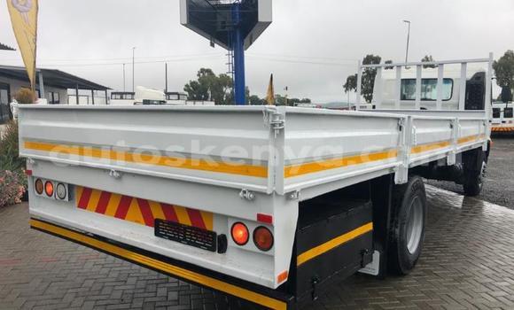 Nunua Ilio tumika Hino 300 Series Nyeupe Lori ndani ya Nairobi nchini Nairobi Nunua Ilio tumika Hino 300 Series Nyeupe Lori ndani ya Nairobi nchini Nairobi