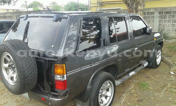 Oofamaa Nissan Terrano Silver Makiinaa iti Bissil keessatti Nairobi keessatti