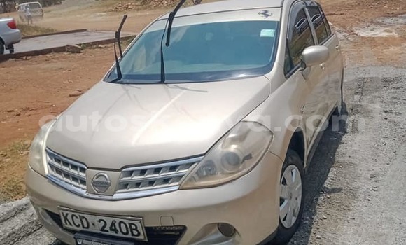 Oofamaa Nissan tiida Beige Makiinaa iti Nairobi keessatti Nairobi keessatti