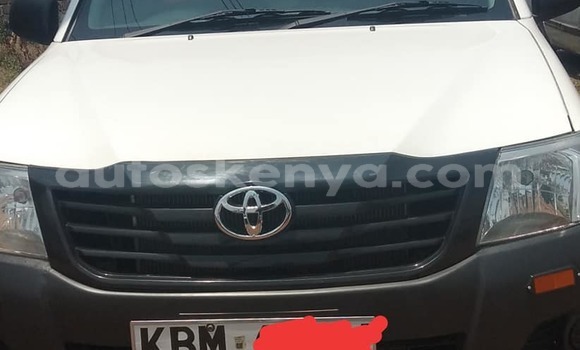 Oofamaa Toyota Hilux White Makiinaa iti Nairobi keessatti Nairobi keessatti