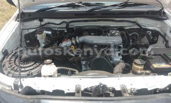 Oofamaa Toyota Hilux White Makiinaa iti Nairobi keessatti Nairobi keessatti Oofamaa Toyota Hilux White Makiinaa iti Nairobi keessatti Nairobi keessatti