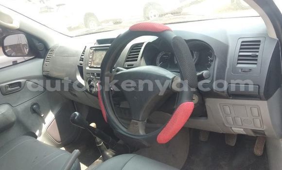 Oofamaa Toyota Hilux White Makiinaa iti Nairobi keessatti Nairobi keessatti Oofamaa Toyota Hilux White Makiinaa iti Nairobi keessatti Nairobi keessatti