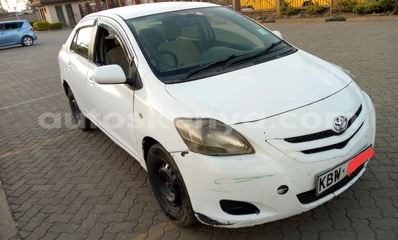 Oofamaa Toyota Belta White Makiinaa iti Nairobi keessatti Nairobi keessatti
