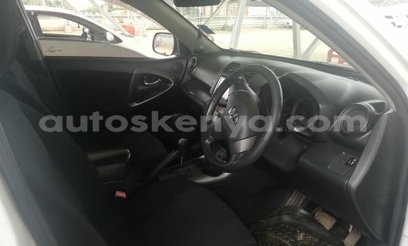 Oofamaa Toyota RAV4 White Makiinaa iti Nairobi keessatti Nairobi keessatti Oofamaa Toyota RAV4 White Makiinaa iti Nairobi keessatti Nairobi keessatti