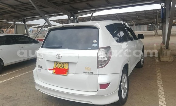 Oofamaa Toyota RAV4 White Makiinaa iti Nairobi keessatti Nairobi keessatti Oofamaa Toyota RAV4 White Makiinaa iti Nairobi keessatti Nairobi keessatti