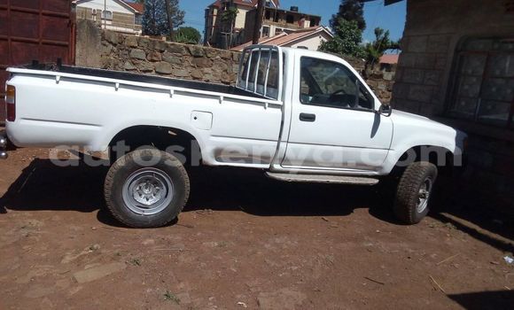 Nunua Ilio tumika Toyota Hilux Nyeupe Gari ndani ya Thika nchini Nairobi