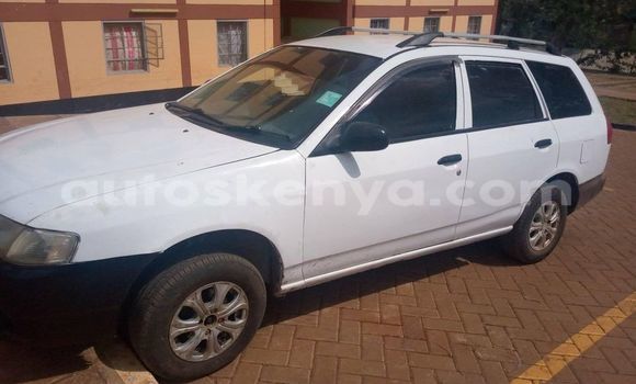 Oofamaa Nissan AD White Makiinaa iti Nyeri keessatti Central Kenya keessatti