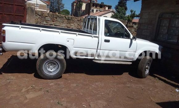 Oofamaa Toyota Hilux White Makiinaa iti Thika keessatti Nairobi keessatti