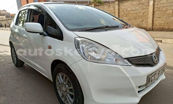 Oofamaa Honda Fit White Makiinaa iti Nairobi keessatti Nairobi keessatti