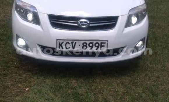 Oofamaa Toyota Fielder White Makiinaa iti Nairobi keessatti Nairobi keessatti