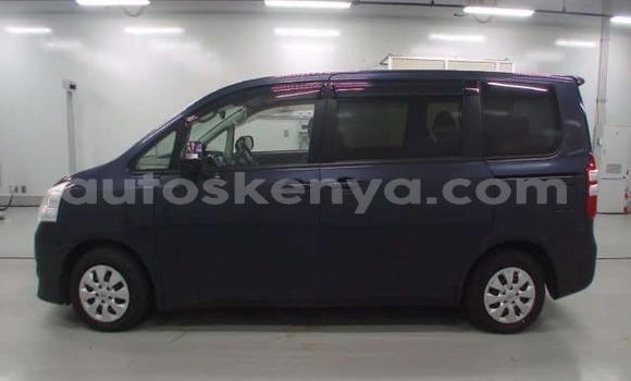 Oofamaa Toyota Noah Blue Makiinaa iti Mombasa keessatti Coastal Kenya keessatti Oofamaa Toyota Noah Blue Makiinaa iti Mombasa keessatti Coastal Kenya keessatti
