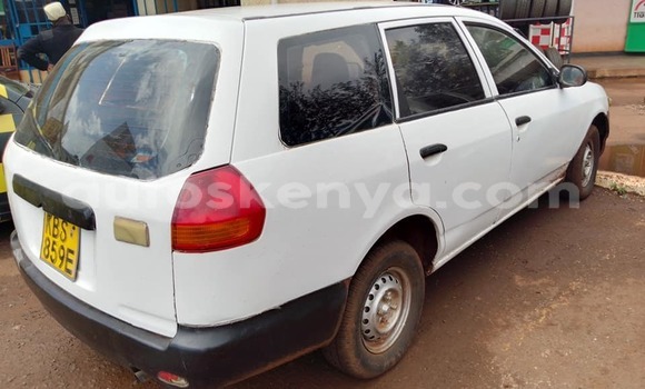 Oofamaa Nissan AD White Makiinaa iti Kiambu keessatti Central Kenya keessatti