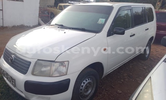 Oofamaa Toyota Succeed White Makiinaa iti Kiambu keessatti Central Kenya keessatti