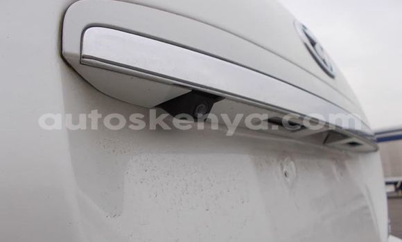 Oofamaa Toyota Harrier White Makiinaa iti Mombasa keessatti Coastal Kenya keessatti Oofamaa Toyota Harrier White Makiinaa iti Mombasa keessatti Coastal Kenya keessatti
