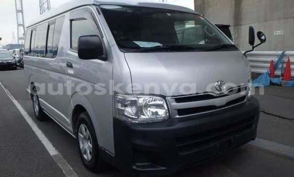 Oofamaa Toyota Hiace Silver Makiinaa iti Mombasa keessatti Coastal Kenya keessatti Oofamaa Toyota Hiace Silver Makiinaa iti Mombasa keessatti Coastal Kenya keessatti