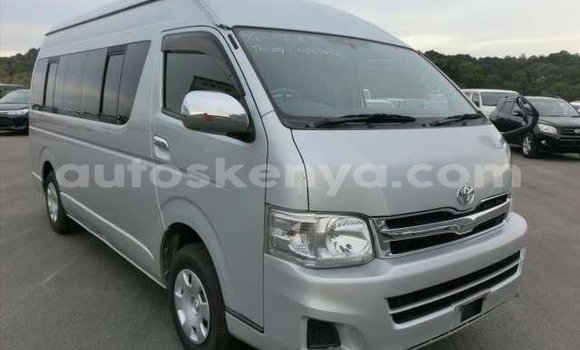 Oofamaa Toyota Hiace Silver Makiinaa iti Mombasa keessatti Coastal Kenya keessatti Oofamaa Toyota Hiace Silver Makiinaa iti Mombasa keessatti Coastal Kenya keessatti