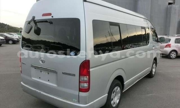 Oofamaa Toyota Hiace Silver Makiinaa iti Mombasa keessatti Coastal Kenya keessatti Oofamaa Toyota Hiace Silver Makiinaa iti Mombasa keessatti Coastal Kenya keessatti