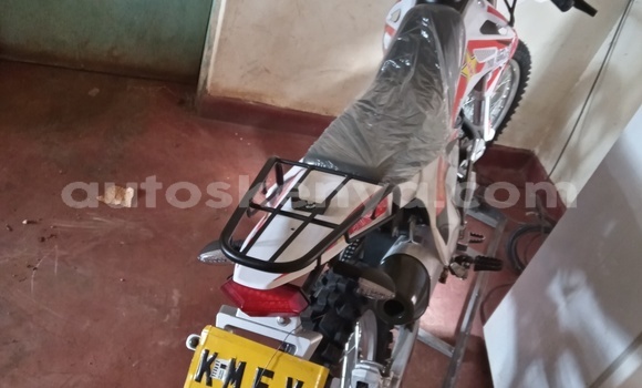 Haaraa Yamaha YA White Doqdoqqee iti Kisii keessatti Nyanza keessatti