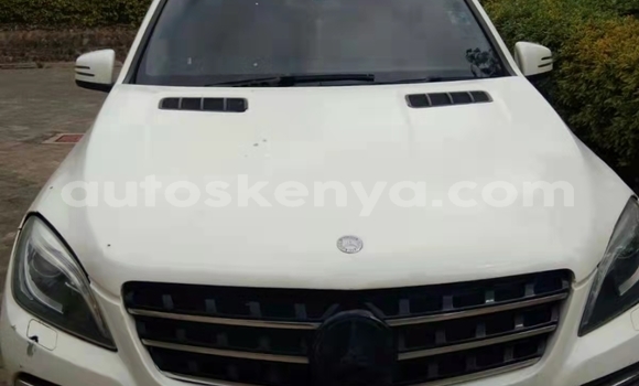 Oofamaa Mercedes‒Benz ML–Class White Makiinaa iti Nairobi keessatti Nairobi keessatti