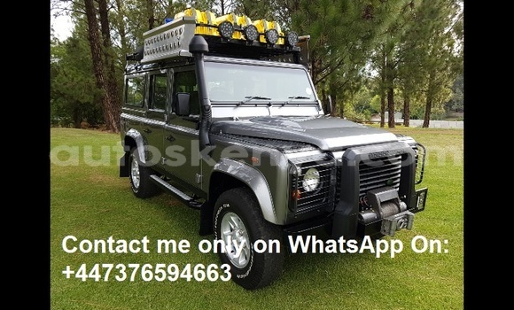 Oofamaa Land Rover Defender Silver Makiinaa iti Nairobi keessatti Nairobi keessatti