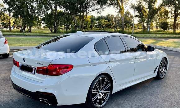Oofamaa BMW 5–Series White Makiinaa iti Busia keessatti West Kenya keessatti Oofamaa BMW 5–Series White Makiinaa iti Busia keessatti West Kenya keessatti