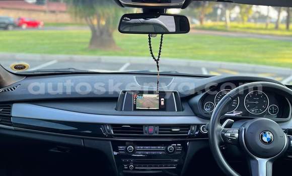 Oofamaa BMW X5 M White Makiinaa iti Changamwe keessatti Coast keessatti Oofamaa BMW X5 M White Makiinaa iti Changamwe keessatti Coast keessatti