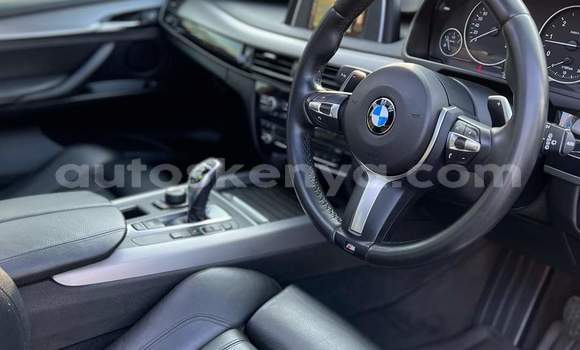 Oofamaa BMW X5 M White Makiinaa iti Changamwe keessatti Coast keessatti Oofamaa BMW X5 M White Makiinaa iti Changamwe keessatti Coast keessatti