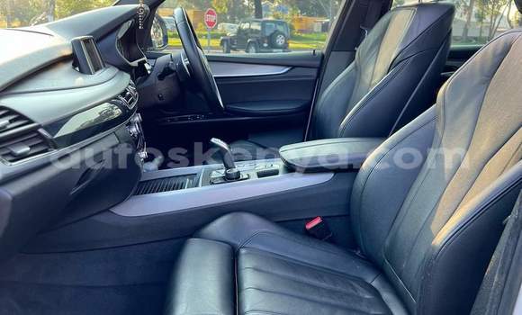 Oofamaa BMW X5 M White Makiinaa iti Changamwe keessatti Coast keessatti Oofamaa BMW X5 M White Makiinaa iti Changamwe keessatti Coast keessatti