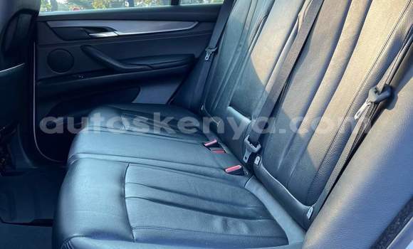 Oofamaa BMW X5 M White Makiinaa iti Changamwe keessatti Coast keessatti Oofamaa BMW X5 M White Makiinaa iti Changamwe keessatti Coast keessatti