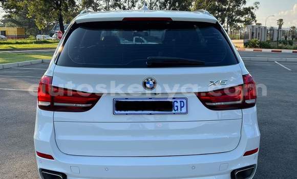 Oofamaa BMW X5 M White Makiinaa iti Changamwe keessatti Coast keessatti Oofamaa BMW X5 M White Makiinaa iti Changamwe keessatti Coast keessatti