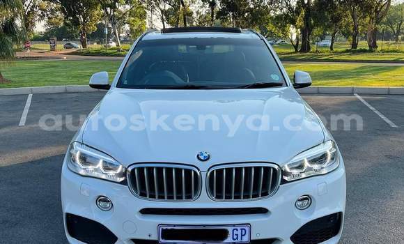 Oofamaa BMW X5 M White Makiinaa iti Changamwe keessatti Coast keessatti Oofamaa BMW X5 M White Makiinaa iti Changamwe keessatti Coast keessatti
