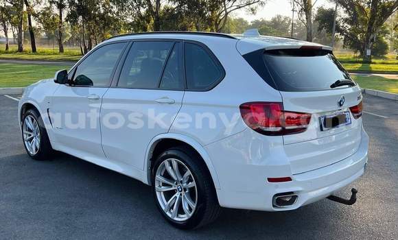 Oofamaa BMW X5 M White Makiinaa iti Changamwe keessatti Coast keessatti Oofamaa BMW X5 M White Makiinaa iti Changamwe keessatti Coast keessatti