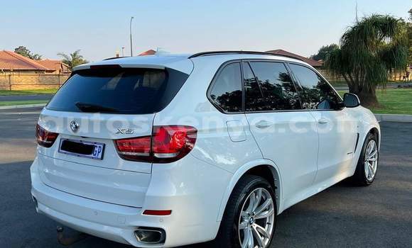 Oofamaa BMW X5 M White Makiinaa iti Changamwe keessatti Coast keessatti Oofamaa BMW X5 M White Makiinaa iti Changamwe keessatti Coast keessatti