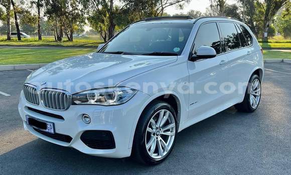 Oofamaa BMW X5 M White Makiinaa iti Changamwe keessatti Coast keessatti Oofamaa BMW X5 M White Makiinaa iti Changamwe keessatti Coast keessatti
